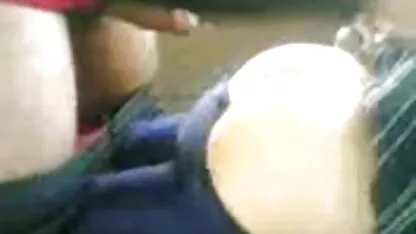 Hij neukt op z ' soft erotische filmpjes n beurt.