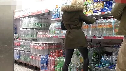 Mensen gratis erotische films die met geweld een blondje verscheuren