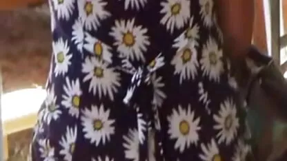 In de badkamer is sexfilmpjes massage het krap, de man neukte met zijn langharige vriendin.