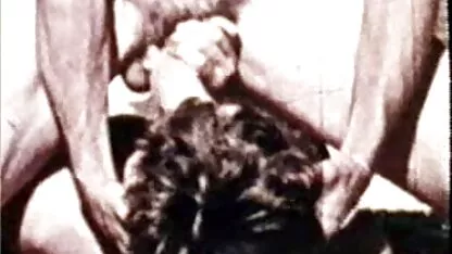 Twee sexy meid bedankte de groep licht erotische film een pijpbeurt schudden