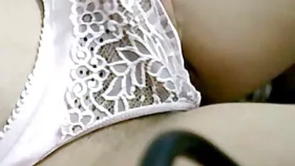 Volwassen brunette nodigt erotic filmpjes een collega uit om de conditie van de vagina te bestuderen.