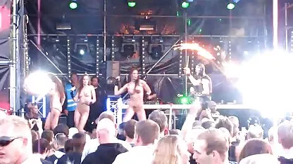 Een mooie brunette masturbeerde voorzichtig gaten tussen haar benen in mooie erotische filmpjes bed.
