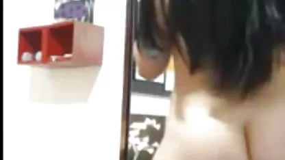 Jonge brunette komt bij het casting personeel en duikt op bij een vreemde in korte erotische film de kont.