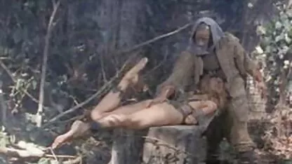 Lesbische Russische dronken wodka en mooie erotische film begon het naakt te strelen.