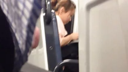 Dronken dichter gratis erotische film kijken en slapende Russische brunette in een bed in de modder.