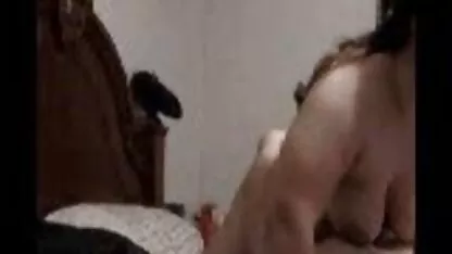 Ik duw de films erotiek fles in de vagina van mijn vrouw en scheur in de uitgerekte rectum.