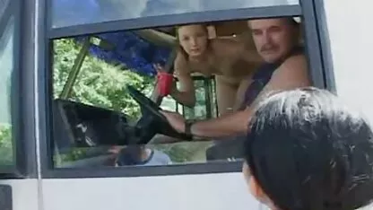 Huisgenoot die poesjes likt en zich aftrekt in een condoom Russische erotische film kijken turnster