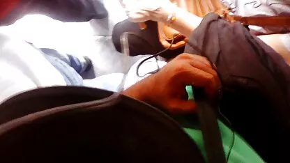 Ondeugend meisje wacht op erotise films de klap