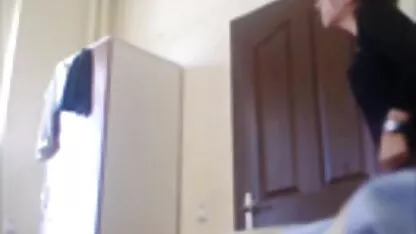 Een breedschouder meisje wacht en betreedt de jonge man in de natte hoed erotische sex filmpjes