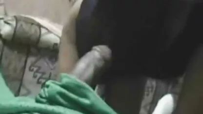 Blonde schoonheid die met sensuele massage film strapon neukt op een receptie bij de gynaecoloog
