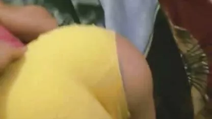 Busty Angela White klom erotise films naar de foto van een mannenbroek.