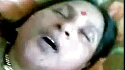 Harige man neukt een meisje in de badkamer sensuele massage film