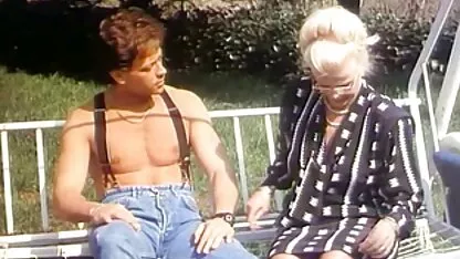 Jonge klootzakken erotisch filmpje kijken genieten van de kip.