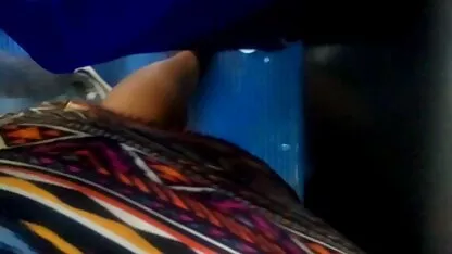 Een sensuele massage film triootje met zijn stiefmoeder.