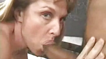 Natte gaten in soft erotische films de bodem van de kont geneukt