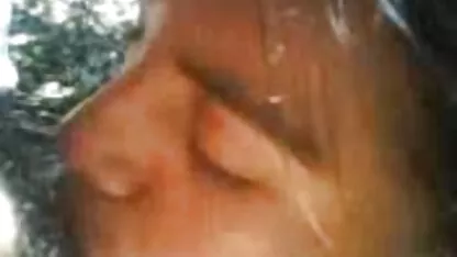 Gefascineerd door de mooie lange erotische films borst van een jonge vrouw