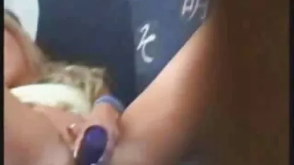 Een ontspannend meisje in zwarte kousen lijkt op een rubberen lul in de erotische filmpjes gratis kont