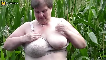 Man met bril in de mooie erotische film keuken