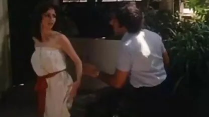 Koppels die moe zijn van het erotische films gratis overwinnen van verlegenheid