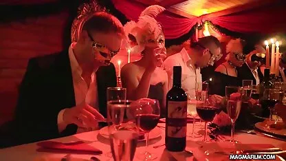 De eerste keer dat een rondborstige jonge vrouw in de badkamer een erotische films youtube kale vagina vingert