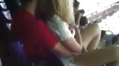 Brunette erotische sex filmpjes die haar wangen naar beneden haalt
