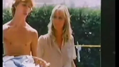 Een films erotiek volwassen buurvrouw die een dronken meisje oraal geeft en kanker in de keuken verpest.