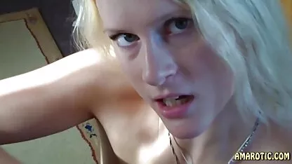 Een filmpjes erotiek Russische hoer krijgt een jet orgasme tijdens anale seks.