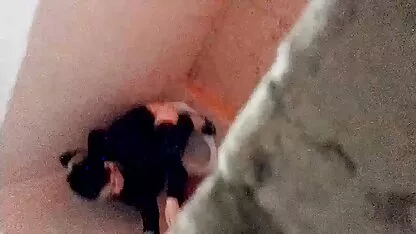 De jonge minnaar met erotische lesbische filmpjes een grote penis