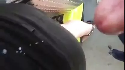 Je kunt je penis Masturberen in sensuele massage film de badkamer om geld te krijgen.