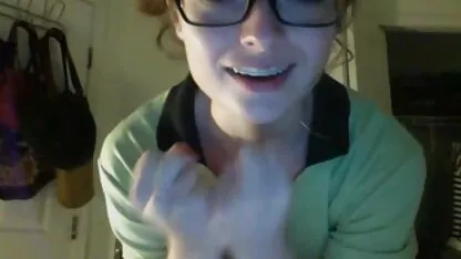 Porno MILF moedigt sensuele massage film een gigolo aan.