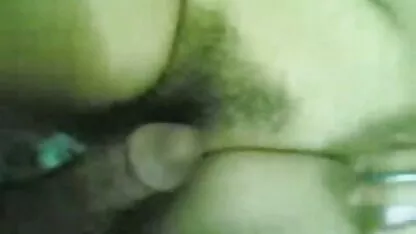 Dibungkuk brunette familie met kanker en erotische porno films tranen in de keuken