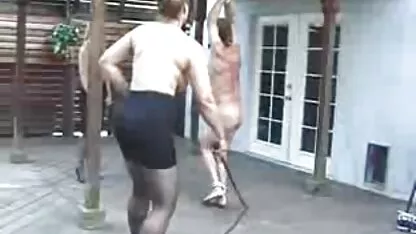 Hete blonde en brunette MILF doen korte erotische film aan hete homoseks
