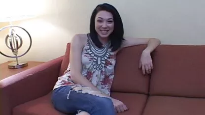 Brunette wijst man van soft erotische filmpjes haar vriend af.