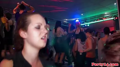 Cam gemaskerd op camera om te dansen striptease en zichzelf te neuken erotische film gratis met een vibrator